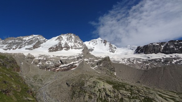 Looking up the glacier from the Chabon hut - the summit is hidden at the back right of the picture.