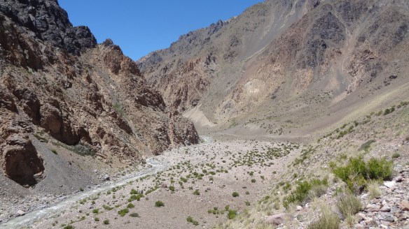 Further up the valley we begin to climb a bit as it opens up, the temperature still very hot.