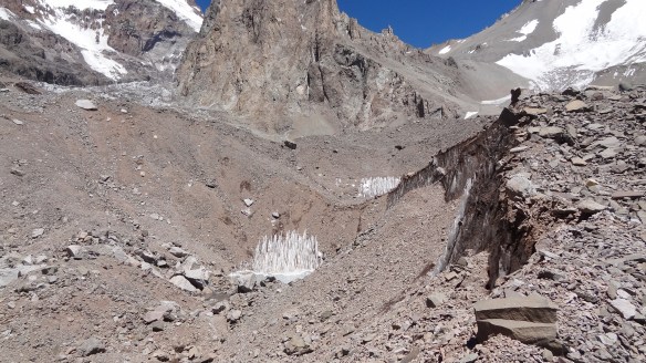 The ice pinnacles (penitents) come into view as Camp1 gets closer.