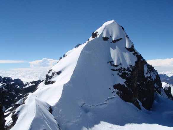 Alpameyo has a pretty steep summit ridge....